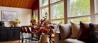 Black Dog Lodge - Ski Chalet centered between Okemo and Killington Mt. 