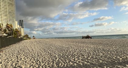 2 bed 2 bath Beach 1 min walk keyless entry DOG ok Free Parking