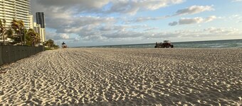 2 bed 2 bath Beach 1 min walk SEPT Book 3 Nights 100 OFF