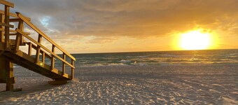 2 Bedroom 2 Bath Beach 1 min Walk 8 People Keyless Flexible Check in 