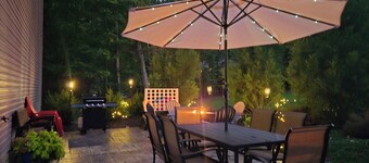 Tranquil Timber View Haven•10 Min LU King•Patio•Firepit•Playset