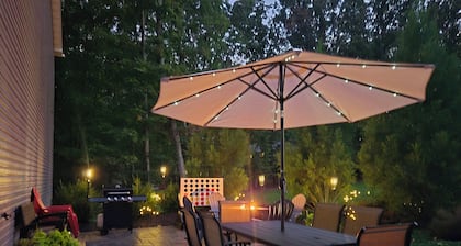 Tranquil Timber View Haven•10 Min LU King•Patio•Firepit•Playset