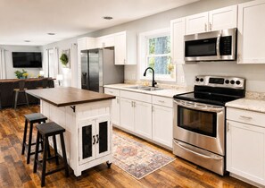 Fridge, microwave, oven, stovetop - Modern Family Stay near LU-King-Patio-Firepit-Playset
 (FOREST)