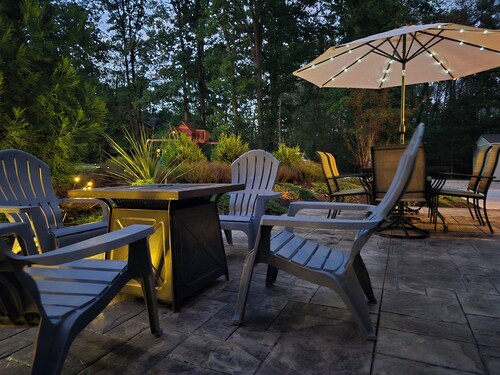 Modern Family Stay near LU-King-Patio-Firepit-Playset
