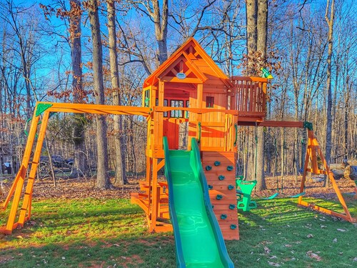 Tranquil Haven•10 Min LU & LYH•Firepit•Patio•Playset