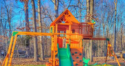 Tranquil Haven•10 Min LU & LYH•Firepit•Patio•Playset