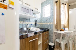 Geladeira, micro-ondas, cooktop, talheres/pratos/utensílios de cozinha