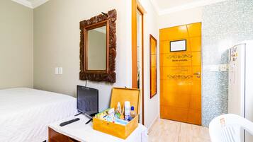 1 quarto, escrivaninha, ferros/tábuas de passar roupa, Wi-Fi de cortesia