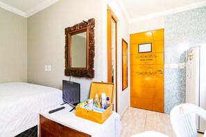 1 quarto, escrivaninha, ferros/tábuas de passar roupa, Wi-Fi de cortesia