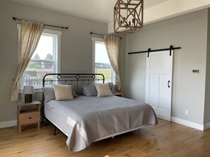 5 bedrooms, desk, free WiFi, bed sheets