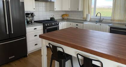 Large Modern Farmhouse -Country living at it's finest!