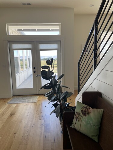 Large Modern Farmhouse -Country living at it's finest!