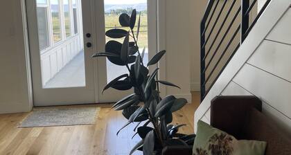 Large Modern Farmhouse -Country living at it's finest!