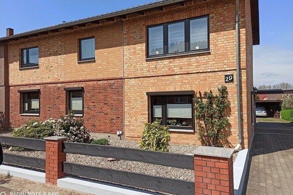 Haupthaus Strassenseite &  Einfahrt: EG ca. 75/95 m² 2-4 P. OG: 95/110 m² 4-6 P.