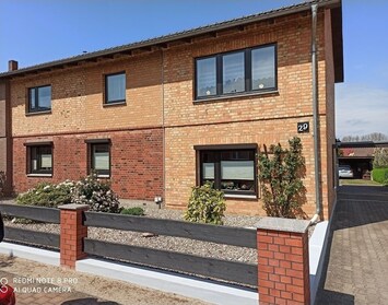 Haupthaus Strassenseite &  Einfahrt: EG ca. 75/95 m² 2-4 P. OG: 95/110 m² 4-6 P.