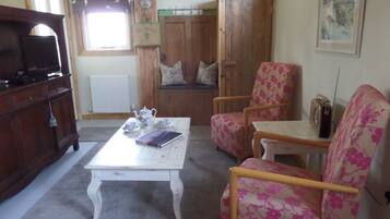 Cabin | Living room | 30-inch TV with cable channels