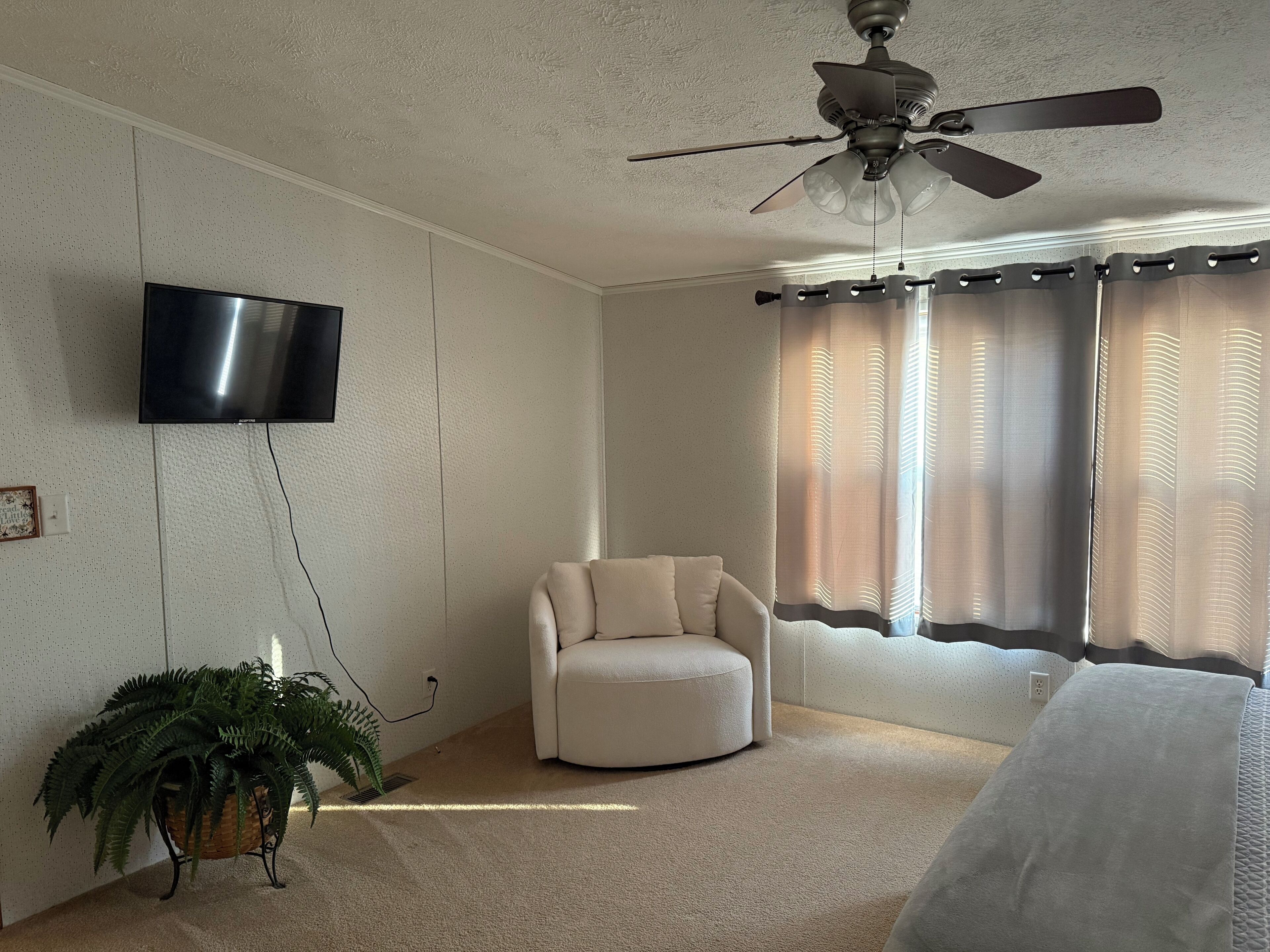 5 bedrooms, desk, iron/ironing board, travel crib