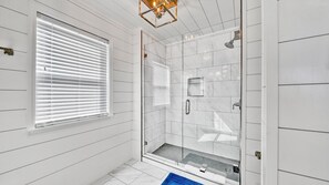 Badekar, hårføner, håndklær og såpe