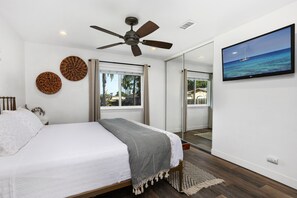 3 bedrooms, desk, iron/ironing board, travel cot - Oceanside Haus - Nest/AC! 1 mile to Beach/Pier. Legoland Close By (Oceanside)