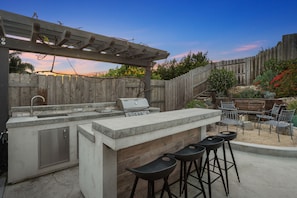 Outdoor dining - Oceanside Haus - Nest/AC! 1 mile to Beach/Pier. Legoland Close By (Oceanside)