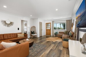 Smart TV, fireplace, ping pong, offices - Oceanside Haus - Nest/AC! 1 mile to Beach/Pier. Legoland Close By (Oceanside)
