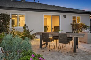 Outdoor dining - Oceanside Haus - Nest/AC! 1 mile to Beach/Pier. Legoland Close By (Oceanside)