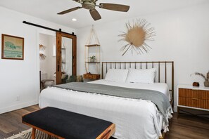 3 bedrooms, desk, iron/ironing board, travel cot - Oceanside Haus - Nest/AC! 1 mile to Beach/Pier. Legoland Close By (Oceanside)