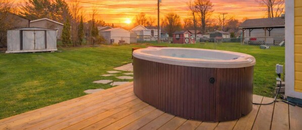 Outdoor spa tub