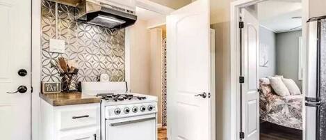 Kylskåp, mikrovågsugn, ugn och spishäll