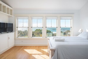 4 bedrooms, free WiFi, bed sheets - Experience Paradise! Stunning Beachfront Home, Your Ultimate Coastal Retreat! (Narragansett)