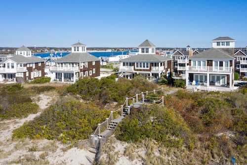 Experience Paradise! Stunning Beachfront Home, Your Ultimate Coastal Retreat!