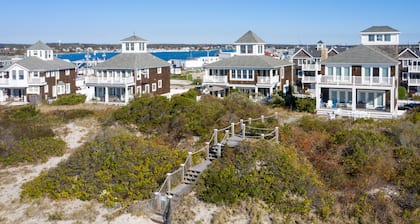 Experience Paradise! Stunning Beachfront Home, Your Ultimate Coastal Retreat!