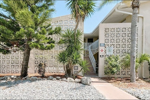 MERMAID’S COVE**Cozy condo two blocks from the beach