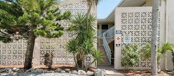 MERMAID’S COVE**Cozy condo two blocks from the beach