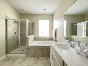 Bathtub, hair dryer, towels, soap - LUXURY RESORT & GOLF CONDO MIN CLOSE TO DISNEY (Four Corners)