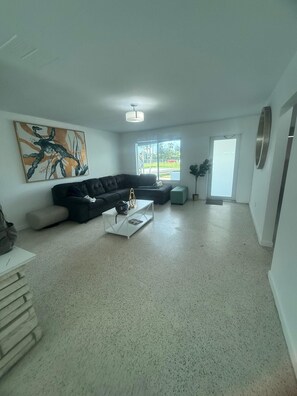 TV - 2 Bedroom 2 Bath Beach 1 min Walk 8 People Keyless Flexible Check in (Sunny Isles Beach)
