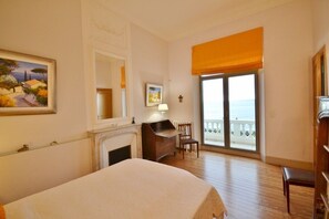 6 chambres, coffres-forts dans les chambres, bureau