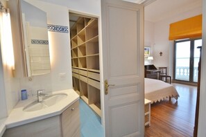 6 Schlafzimmer, Zimmersafe, Schreibtisch, Bügeleisen/Bügelbrett