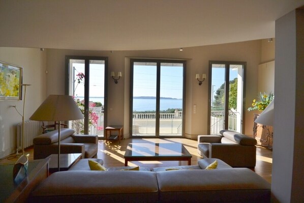 Televisión y impresora 