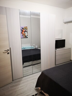2 bedrooms, iron/ironing board, travel crib, bed sheets - Camurría Sicily Home (Montelepre)