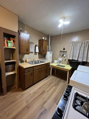 Kjøleskap, mikrobølgeovn, ovn og kokeplater