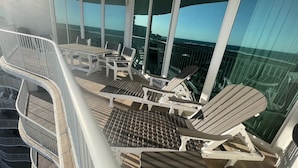 En balkon med udendørs møbler og udsigt over byen.