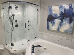 Duschwanne, Whirlpool, Haartrockner, Handtücher