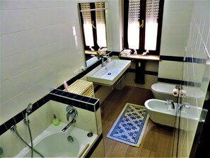 Chambre Familiale (Private External Bathroom) | Salle de bain