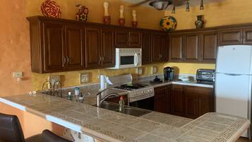 Réfrigérateur, micro-ondes, four, plaque de cuisson