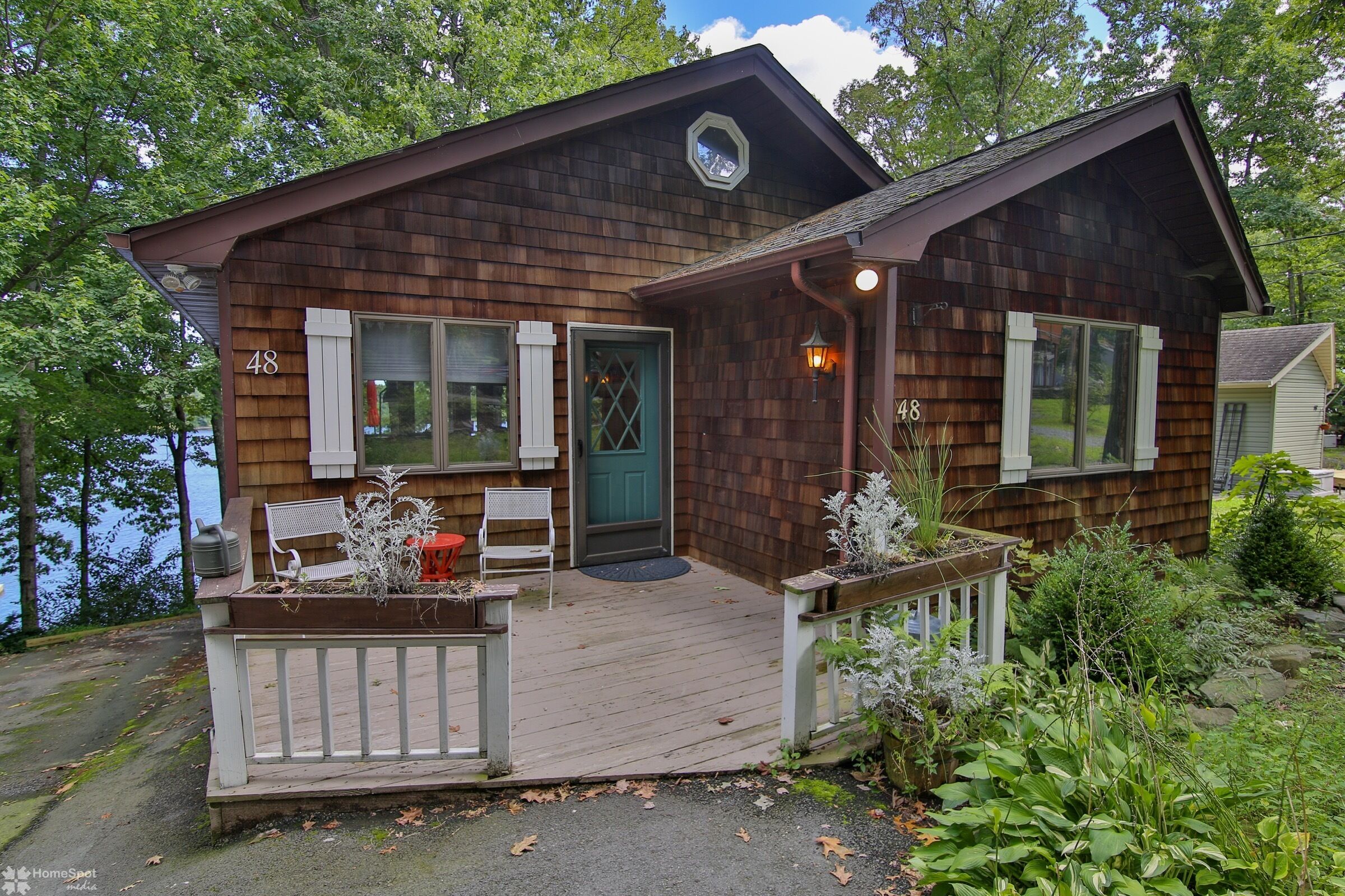 LAKE FRONT 4 bedroom home that sleeps 8!