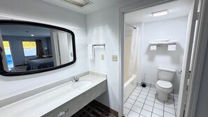 Standard Room, 1 King Bed, Smoking | Bathroom | Towels