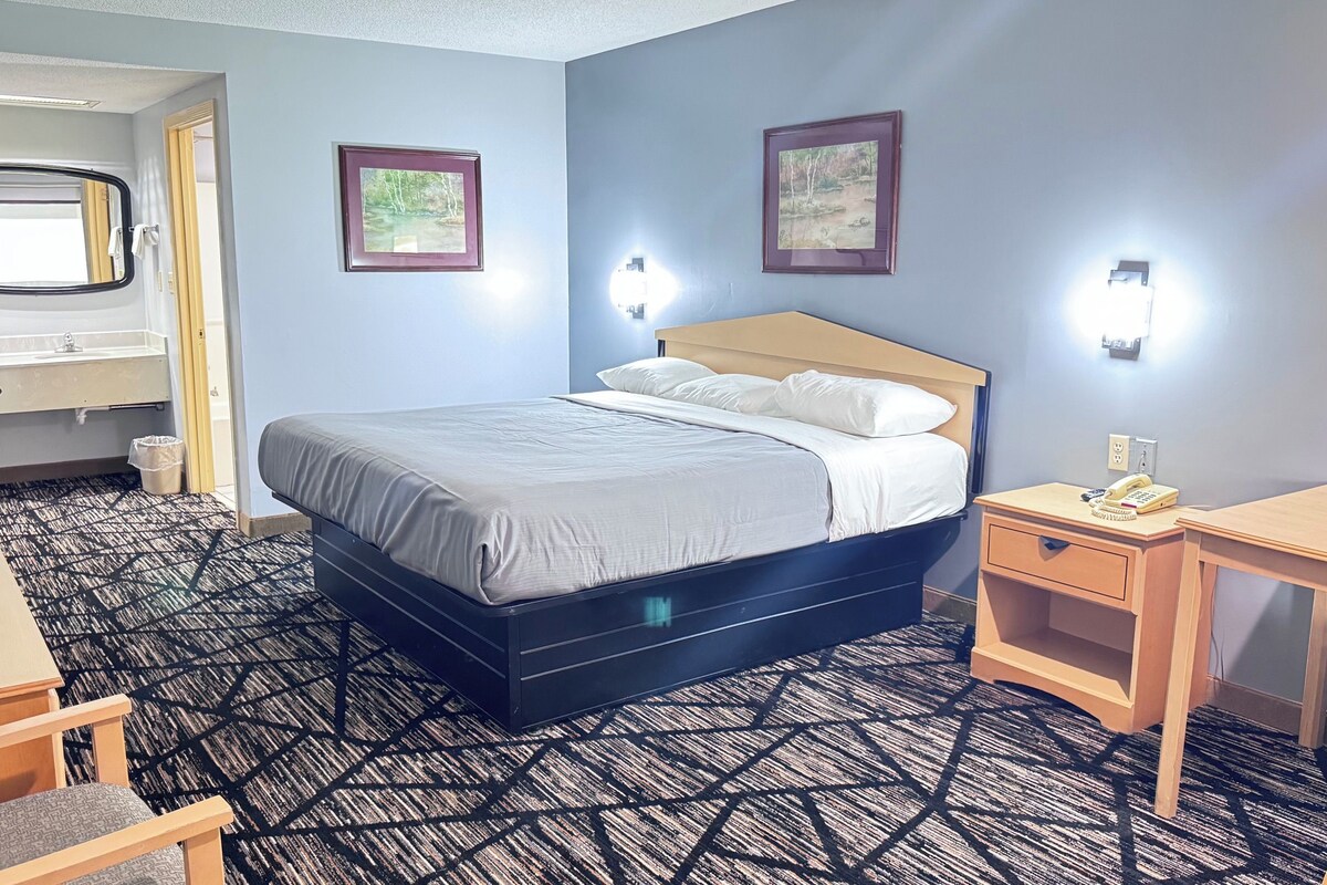Standard Room, 1 King Bed, Smoking | WiFi (free), bed sheets