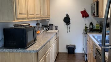 Fridge, microwave, stovetop, dishwasher