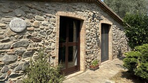 Un edificio in pietra con un cartello che riporta 